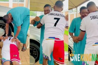 "He's a legend"- Heartwarming moments as Junior pope prostrates as he meet Kanayo O. Kanayo (VIDEO)